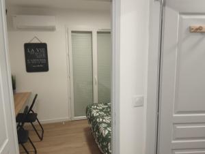 Pokój z drzwiami prowadzącymi do sypialni z kanapą w obiekcie ALBICASA appart hotel w mieście Albi