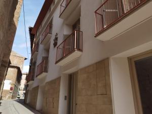 - un bâtiment avec balcon sur le côté d'une rue dans l'établissement Apartamento Palacio de los Toledo, à Corella