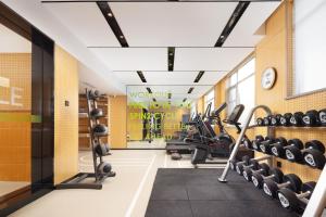 - une salle de sport avec tapis de course et machines elliptiques dans l'établissement Home2 Suites by Hilton Chengdu Kuanzhai Alley, à Chengdu