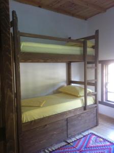 Двухъярусная кровать или двухъярусные кровати в номере Hostel Mangalem