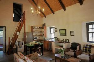 sala de estar con mesa y cocina en The Little Farmhouse, en Stanford