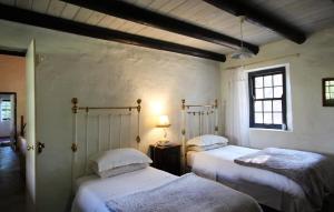 1 dormitorio con 2 camas en una habitación en The Little Farmhouse, en Stanford