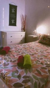 een slaapkamer met een bed met groene kussens erop bij IRIS Holiday House Fuerteventura in Costa de Antigua +12 foto's