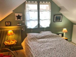 - une chambre avec un lit et une fenêtre dans l'établissement Chambre double avec salle de bain privative, à Auxerre