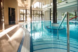 Bazén v ubytovaní Pirat Hotel & SPA-hotel z basenem alebo v jeho blízkosti