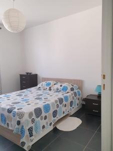 Säng eller sängar i ett rum på Appartement dans maison Catalane a Bages