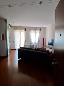 un soggiorno con divano e tavolo di Appartamento Casa Verona a Verona