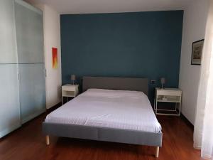 ein Schlafzimmer mit einem Bett und zwei Nachttischen in der Unterkunft Appartamento Casa Verona in Verona