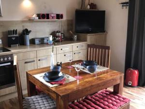 - une cuisine avec une table en bois avec des bols et de la vaisselle dans l'établissement Untere-Seeterrasse, à Rieden