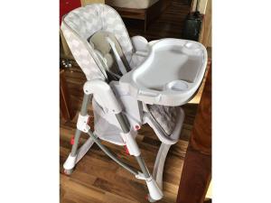 une chaise haute blanche assise dans une pièce dans l'établissement Untere-Seeterrasse, à Rieden