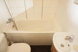 W łazience znajduje się toaleta, wanna i umywalka. w obiekcie Luxueux appartement Paris 17 w Paryżu