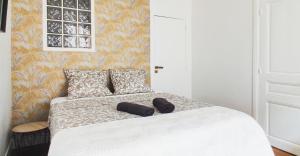 sypialnia z łóżkiem z 2 kapciami w obiekcie Luxueux appartement Paris 17 w Paryżu