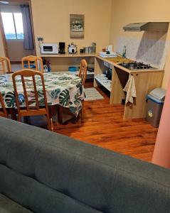 a living room with a table and a kitchen at L'Exotic in Saint-Louis