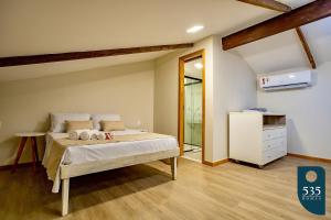 une chambre avec un lit et une commode dans l'établissement Conforto e comodidade em Praia do Forte, à Mata de São João 44 autres photos