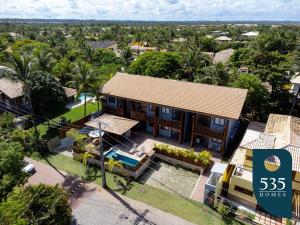 une vue aérienne d'une maison avec piscine dans l'établissement Conforto e comodidade em Praia do Forte, à Mata de São João