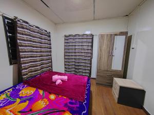 Postel nebo postele na pokoji v ubytování Kundasang Mama's Guest House