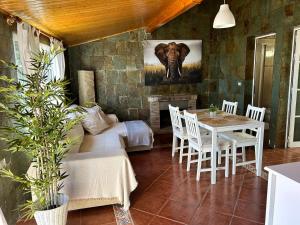 una sala de estar con una mesa y una pintura de elefante en la pared en Casa Rural en Valsequillo, en Las Palmas de Gran Canaria