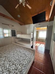 1 dormitorio con 2 literas y TV de pantalla plana en Casa Rural en Valsequillo, en Las Palmas de Gran Canaria