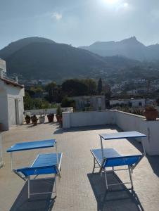 2 Tischtennisplatten und Stühle auf dem Dach in der Unterkunft Villa Thomas BB in Ischia