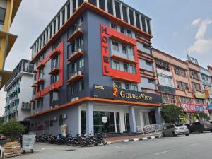 un edificio con moto parcheggiate di fronte di Hotel Golden View Nilai a Nilai