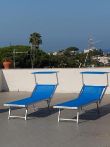 zwei blaue Stühle auf einem Dach in der Unterkunft Villa Thomas BB in Ischia