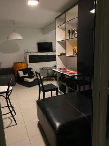巴內阿里約皮薩拉斯的住宿－Baln Piçarras-Bally Beach Club Beira Mar，客厅配有沙发和桌椅
