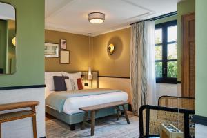 Ultimate Provence Hotel & Spa في لا غارد-فرينيه: غرفه فندقيه بسرير ونافذه