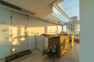 A kitchen or kitchenette at Luxury Penthouse with Stunning View and Hammam