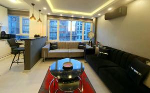 sala de estar con sofá y mesa en Calm & Cosy Flat in Perfect Location Nişantaşı en Estambul