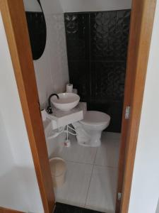 een badkamer met een wastafel en een toilet bij Sobrado Pontal Santa Marina in Caraguatatuba