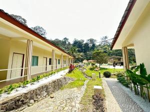 un edificio con una pasarela de piedra junto a una casa en LiLLA Rainforest Retreats by Swing & Pillows, en Hulu Langat
