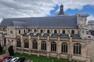 een oud gebouw met auto's voor het gebouw bij F4 - La Maison de M. Goéland in Le Havre