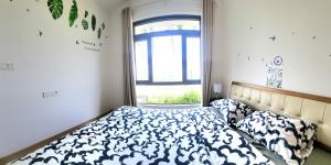 une chambre avec un lit et une fenêtre dans l'établissement Seaview Regalia Park, (Happy House), Full Furnished, Free WiFi Forestcity, à Gelang Patah 9 autres photos