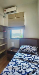 1 dormitorio con cama y ventana en Seaview Regalia Park, (Happy House), Full Furnished, Free WiFi Forestcity en Gelang Patah