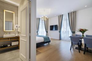 une chambre d'hôtel avec un lit et une salle à manger dans l'établissement Vestay Montaigne, à Paris