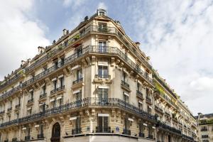 - un bâtiment avec des balcons sur le côté dans l'établissement Vestay Montaigne, à Paris