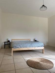ein Schlafzimmer mit einem Bett auf einem Fliesenboden in der Unterkunft Maison à Pouilly en Auxois in Pouilly-en-Auxois