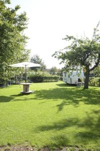 Vonkajšia záhrada v ubytovaní insolite: la p'tite maison à roulettes
