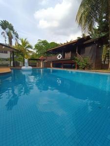 una grande piscina blu accanto a un edificio di Titiwangsa9 Bungalow Pool Villa a Kuala Lumpur