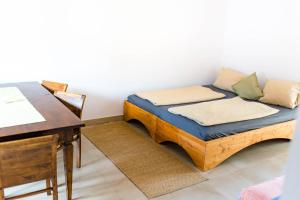 1 cama en una habitación junto a un escritorio en Tauglerei Doppelzimmer Bergamotte en Sankt Koloman