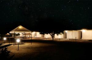 ein Park in der Nacht mit einem Baldachin und einem Spielplatz in der Unterkunft Destination Desert Camp in Jaisalmer