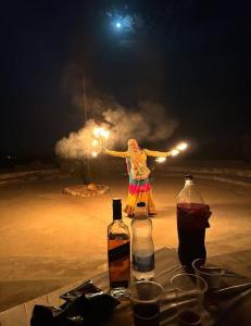una mujer con un vestido parada frente a una actuación en Destination Desert Camp, en Jaisalmer