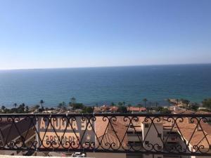 uma vista para o oceano a partir de uma varanda em Como en Casa 2 em Santa Pola