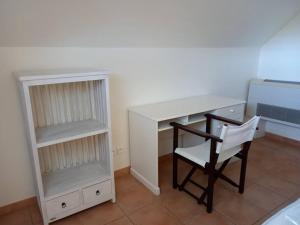 a desk and a chair in a room at Village vacances appartement 3 pièces - 1 à 6 personnes - vue mer & calme in Sainte-Luce