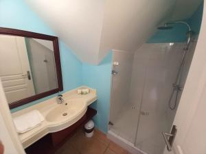 a bathroom with a sink and a shower with a mirror at Village vacances appartement 3 pièces - 1 à 6 personnes - vue mer & calme in Sainte-Luce