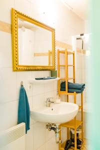 een badkamer met een wastafel en een spiegel bij Tauglerei Appartement Malve in den Zauberbergen in Sankt Koloman