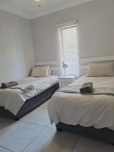1 Schlafzimmer mit 2 Betten und einem Fenster in der Unterkunft Sea la Vie 12 Bridge in St Lucia