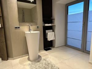 a bathroom with a sink and a shower at WPA Apartments - Zimmer- Modernes Apartment mit Parkplatz,WiFi,Netflix in Moosthenning