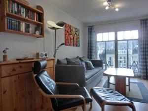 sala de estar con sofá y mesa en Ferienwohnung D3, en Graal-Müritz