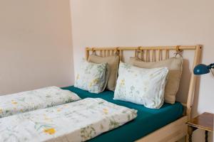 łóżko z dwoma poduszkami na górze w obiekcie Tauglerei Appartement Bernstein in den Zauberbergen w mieście Sankt Koloman